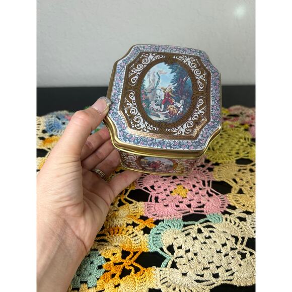 Vtg Decorative Tin with lid- Meister- Victorian Cherubs- regal intricate golden - Picture 2 of 7